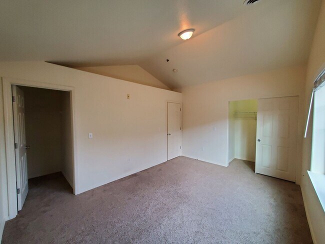 Building Photo - Great Location! 2 Bed 2 Bath Townhouse Style Condo! Open Concept! Laminate Floors Throughout Main!