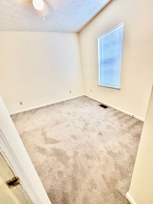 Building Photo - 2 Bedroom Duplex within walking distance o...