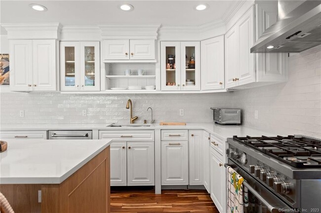 Building Photo - 80 Soundview Dr