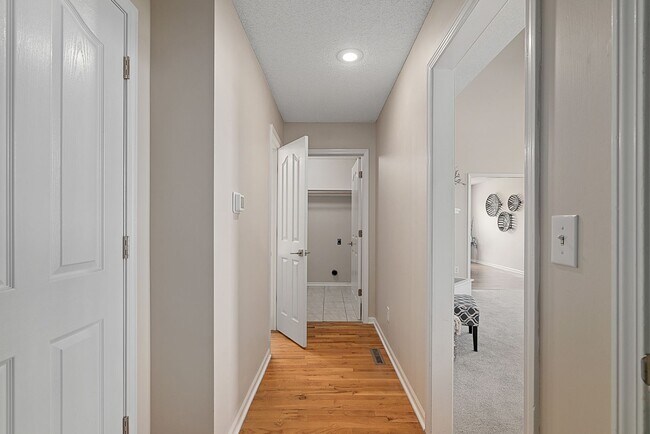 Building Photo - {13862} Spacious townhome in Prime Location + Maintenance Provided Community + Neighborhood Pool ...