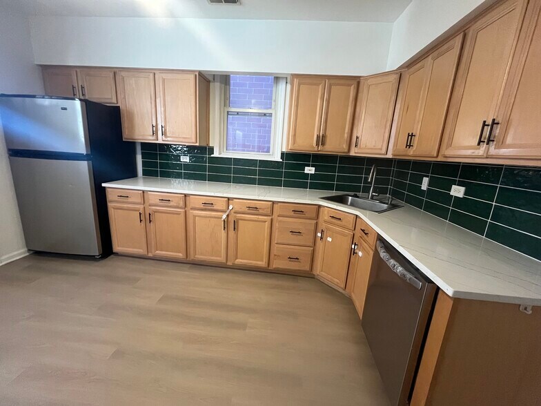 Building Photo - 1655 N Artesian Ave