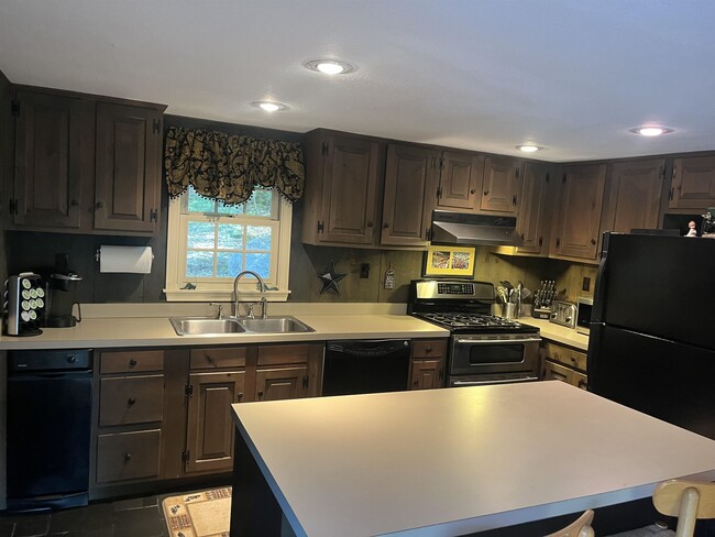 Building Photo - 64 Quarry Ln
