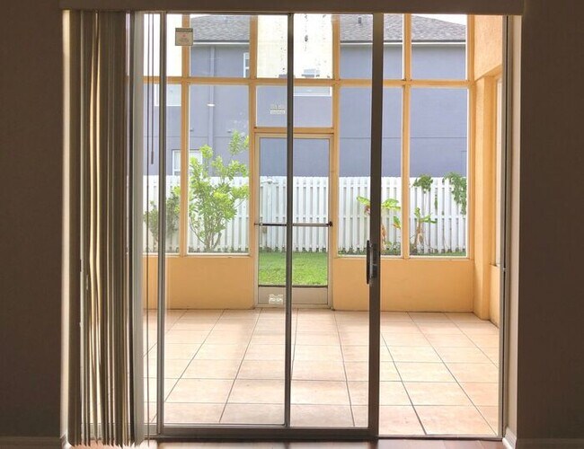 Building Photo - Lovely 3/2 Spacious Home and a 2 Car Garag...