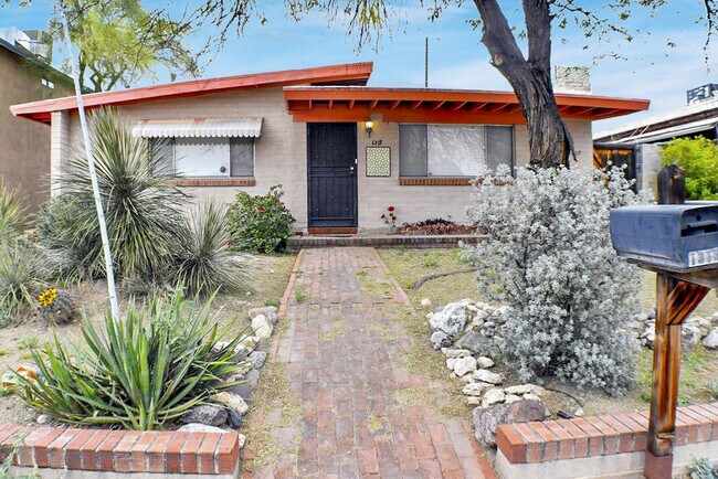 Primary Photo - 1315 E Adams St