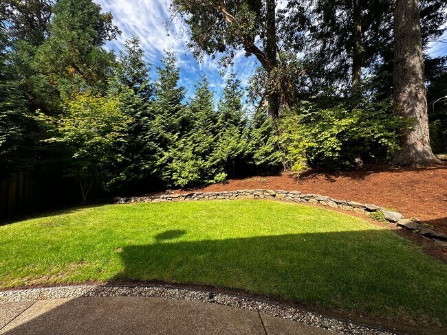 Building Photo - Beautiful 4-Bedroom Home in the Hills of W...