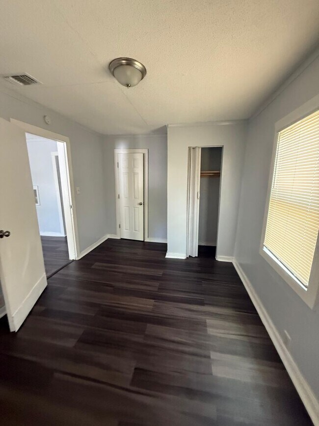 Building Photo - Fully Renovated 2/1 Single Family Available Now!