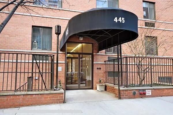 Building Photo - 445 W 19th St