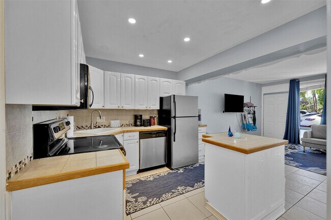 Building Photo - 4627 Bougainvilla Dr