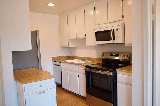 Building Photo - Bright and Spacious Quiet Corner 2 Bed/ 2 Bath with Private Balcony, Views, In Unit Laundry and P...