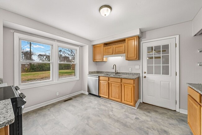 Building Photo - 3 Bedroom Pet Friendly Home For Rent Near Post!