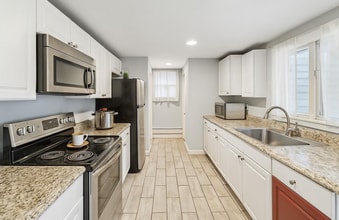 Building Photo - Charming Cottage in Highly Desirable Colon...