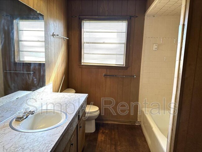 Building Photo - 706 Manson St