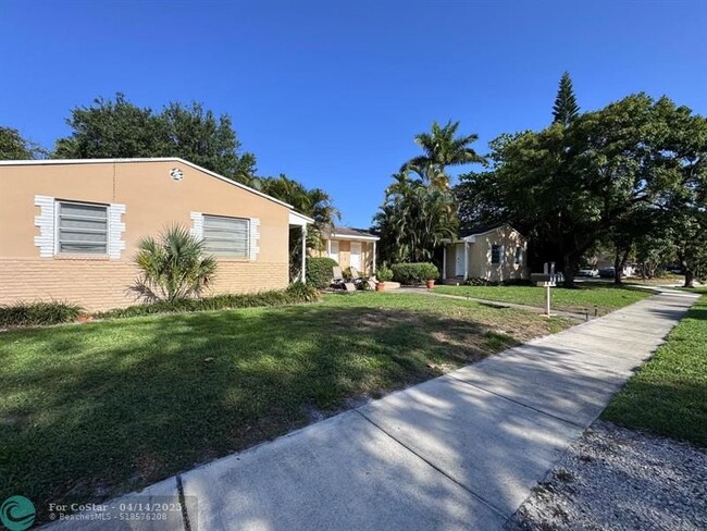 Building Photo - 916 SW 8th Ave