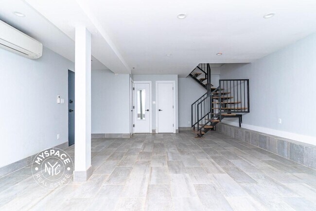 Building Photo - 644 Lorimer St