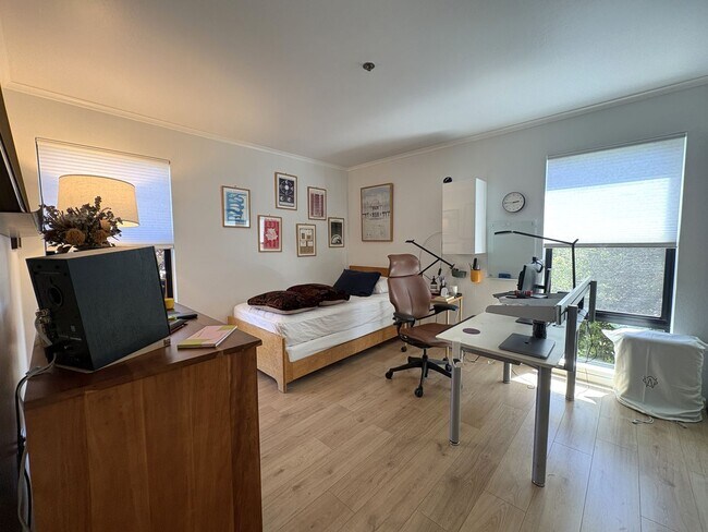 Building Photo - Beautiful 2-Bedroom Corner Condo in Downtown Palo Alto