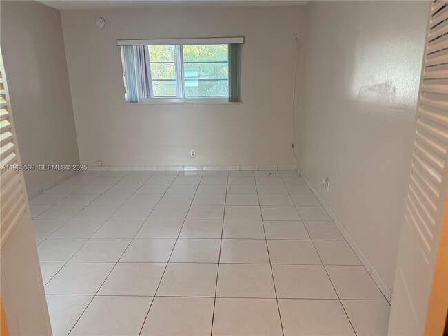 Building Photo - 5061 W Oakland Park Blvd