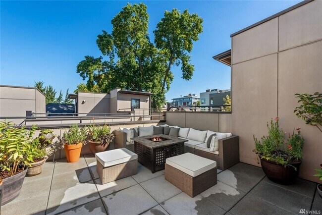 Building Photo - 2Bd/1.75Ba Seattle Townhouse