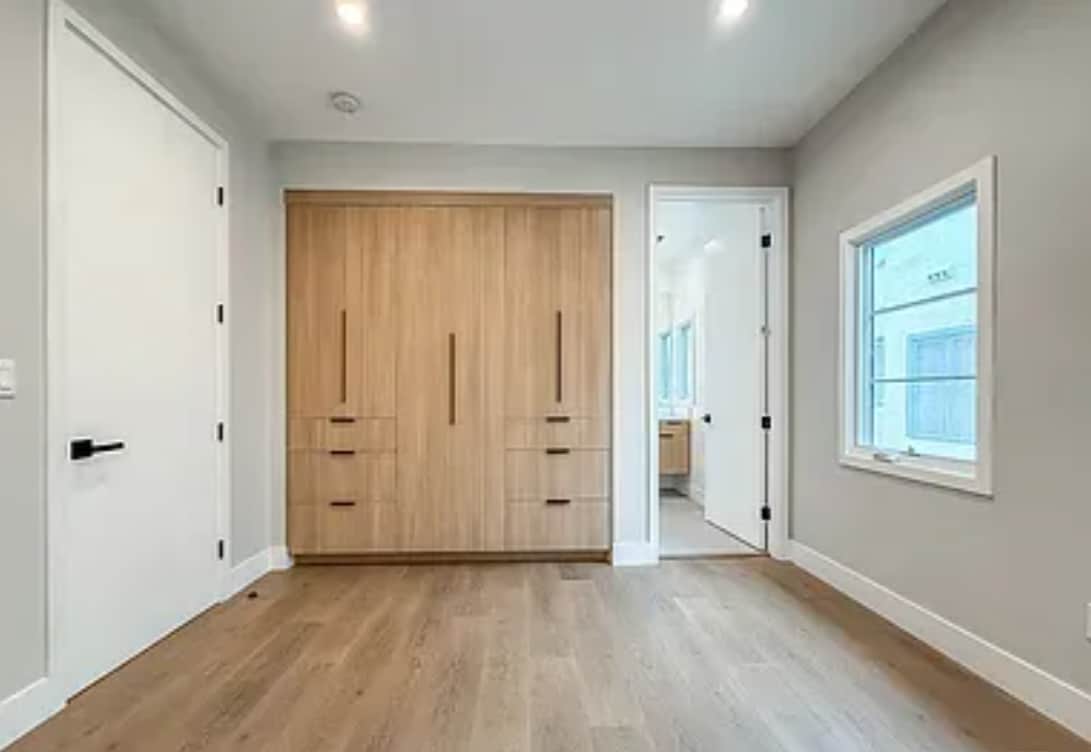 Building Photo - 150 N Arnaz Dr