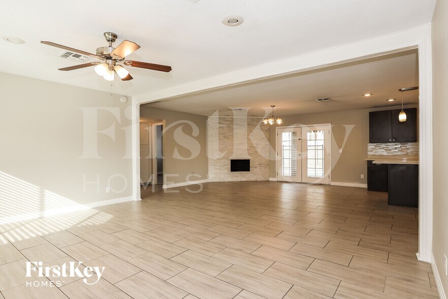 Building Photo - 4818 W Christy Dr