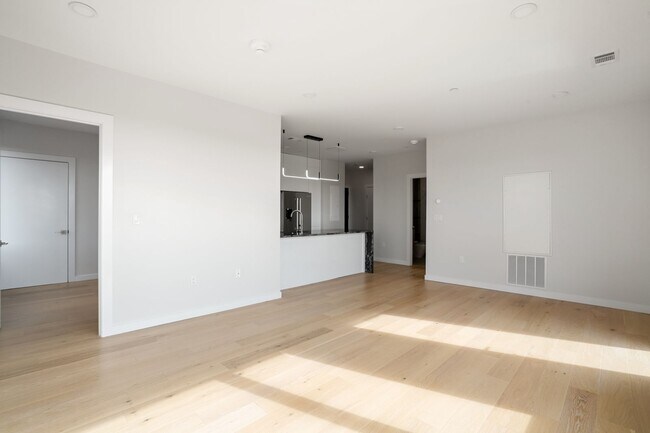 Building Photo - 194 Sumner St