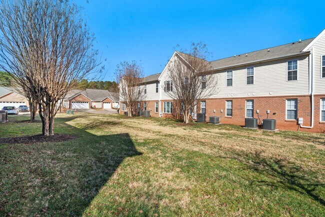 Building Photo - Ground-Level 2BR Condo with Community Pool!