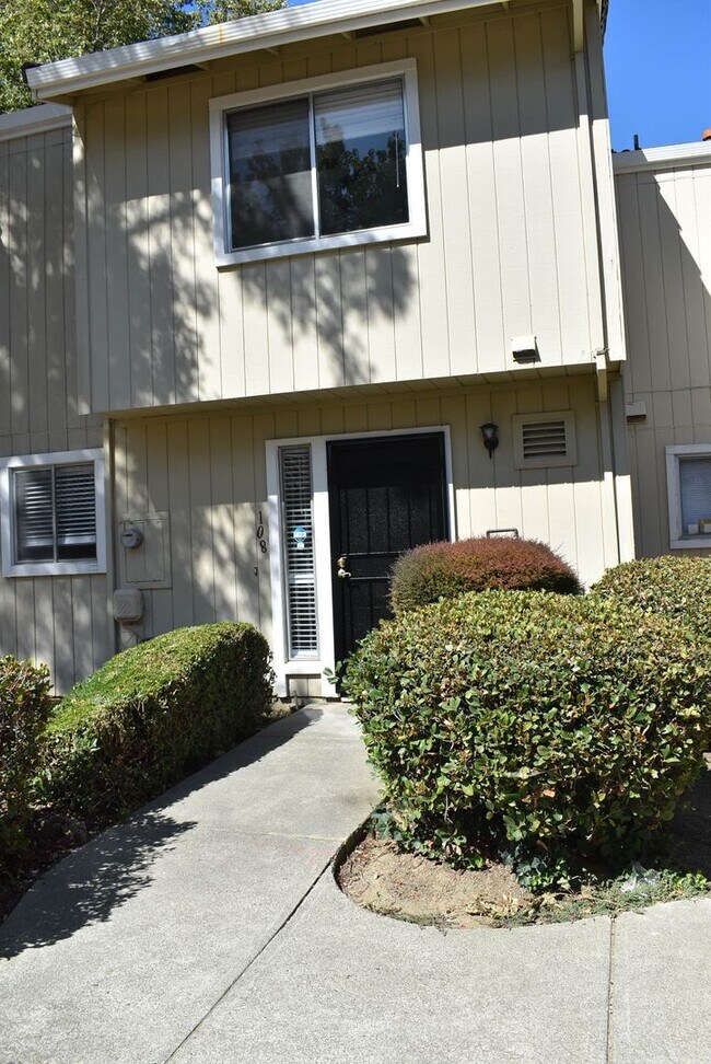 Building Photo - Freshly updated condo unit with a communit...