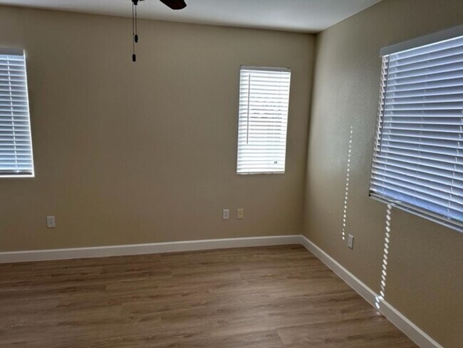 Building Photo - Beautiful 4 bedroom home In Paseos Summerlin - 2 Weeks free 1st month rent!!! Minutes from DT Sum...