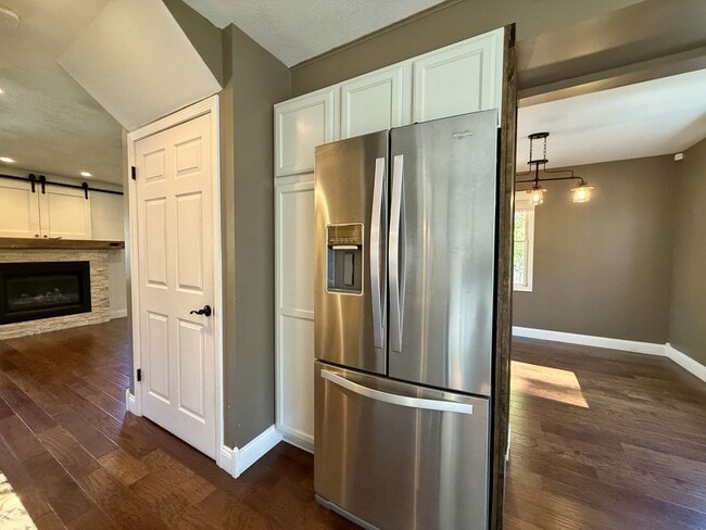 Building Photo - 718 Indianola Ave