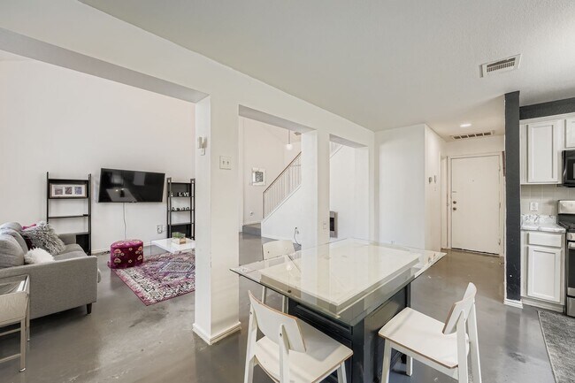 Building Photo - 928 Sally Lunn Way