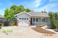 Building Photo - Charming 3 bed 2 bath home with spacious b...