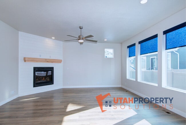 Building Photo - 4693 Daisy Ln