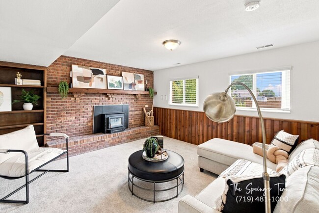 Building Photo - 1239 Suncrest Way