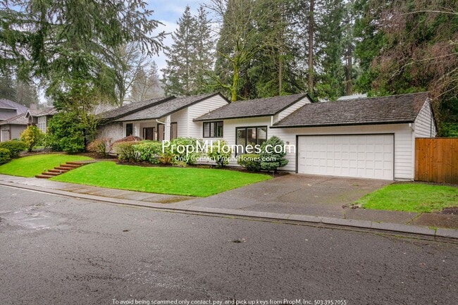 Building Photo - Updated Three Bedroom Gem in Lake Oswego!