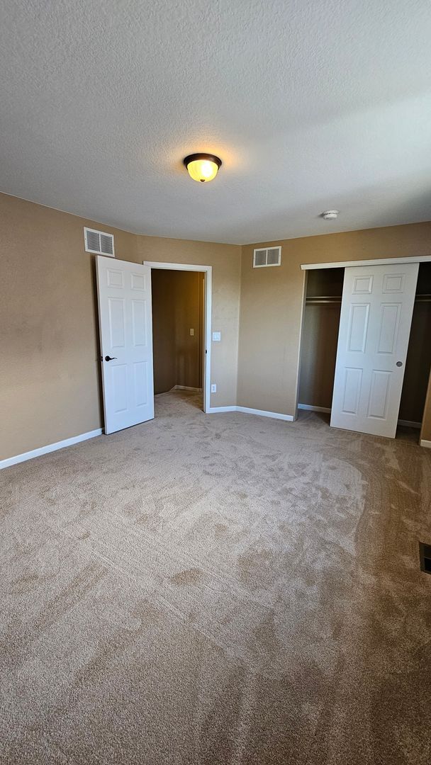 Building Photo - SPACIOUS HOME WITH FINISHED BASEMENT IN NORTH RANGE VILLAGE!