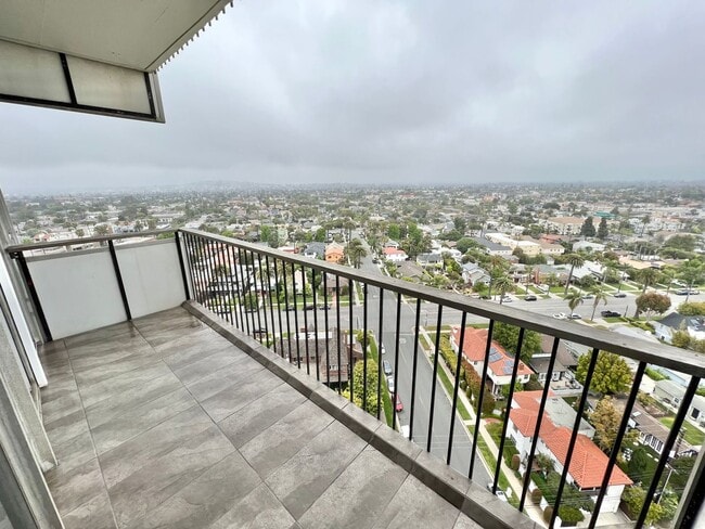 Building Photo - Private 16th-Floor Oceanview Residence with Belmont Pier Views
