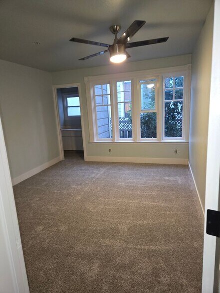 Building Photo - 534 College St