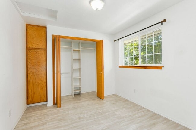 Building Photo - 2bd 2ba luxury duplex