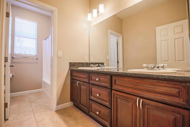 Building Photo - IMMACULATE 5 BEDROOM HOME!