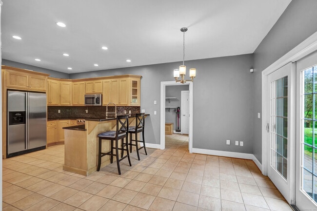 Building Photo - 244 Watch Hill Rd