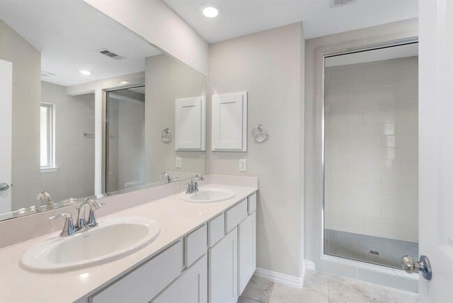 Building Photo - 5021 Lehman Oaks Dr