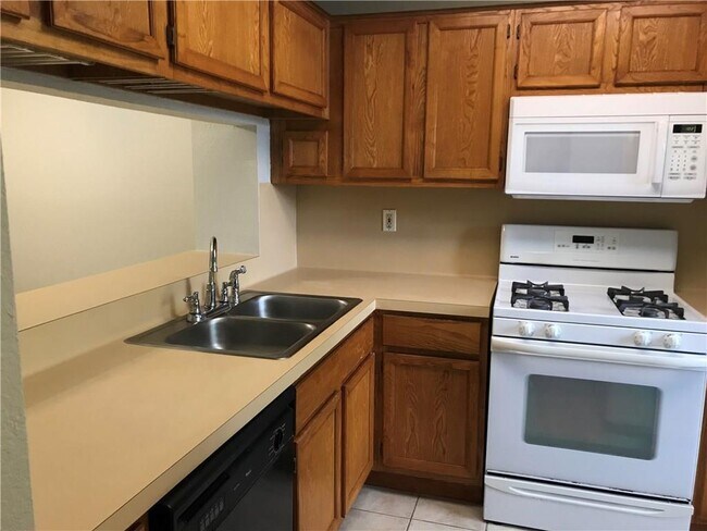 Building Photo - 1411 Gracy Farms Ln