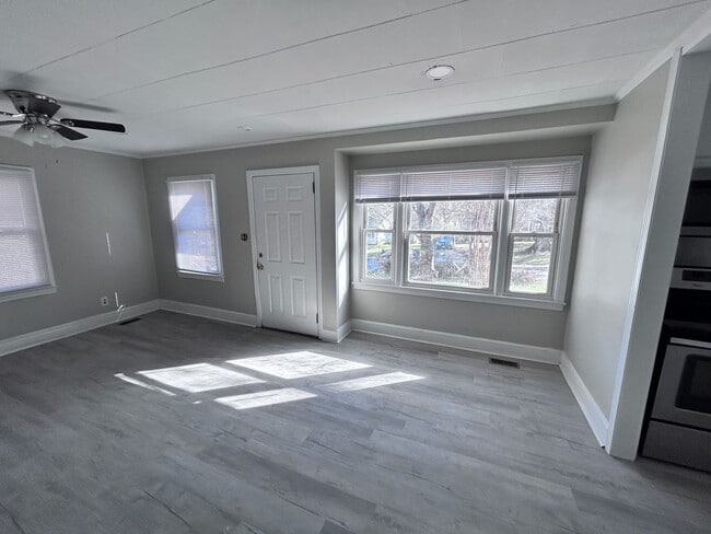 Building Photo - MOVE-IN READY! $250 off 1st full month's rent with move-in by 7/4/26!!