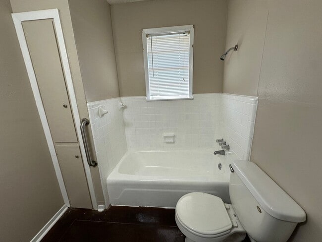 Building Photo - 210 Memory Ln