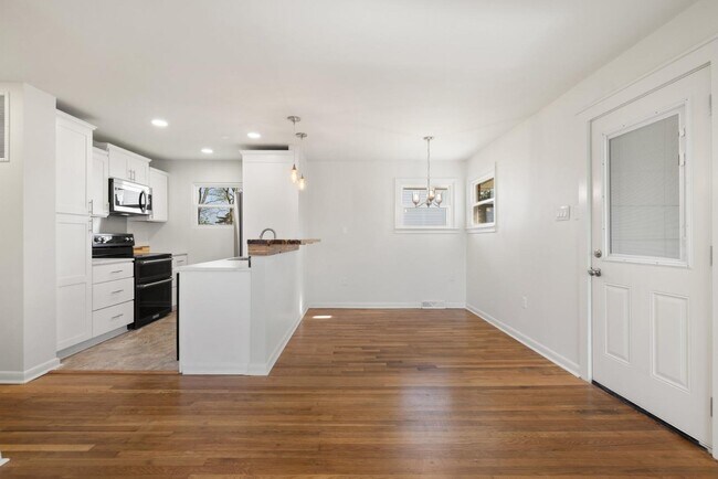 Building Photo - 389 Thompson St