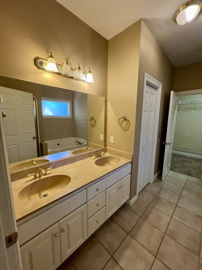 Building Photo - 3BR 2.5BA + Bonus Executive Townhome Near MTSU, FREE Lawn Care!