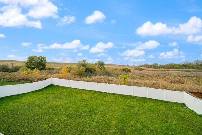 Building Photo - 356 S Pointe Ave