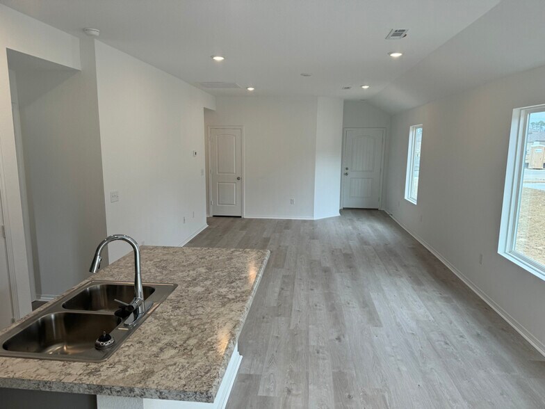 Building Photo - 10700 Mason Dr