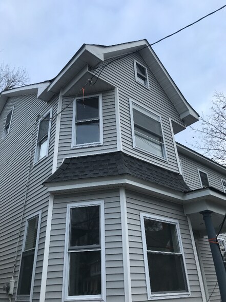 Primary Photo - 114 Monmouth St