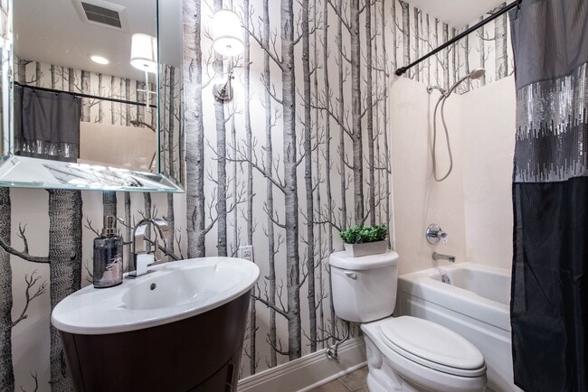 Building Photo - Furnished 3 bedroom/2bath Condo including Utilities!