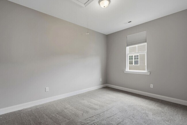 Building Photo - 573 Circle Dr